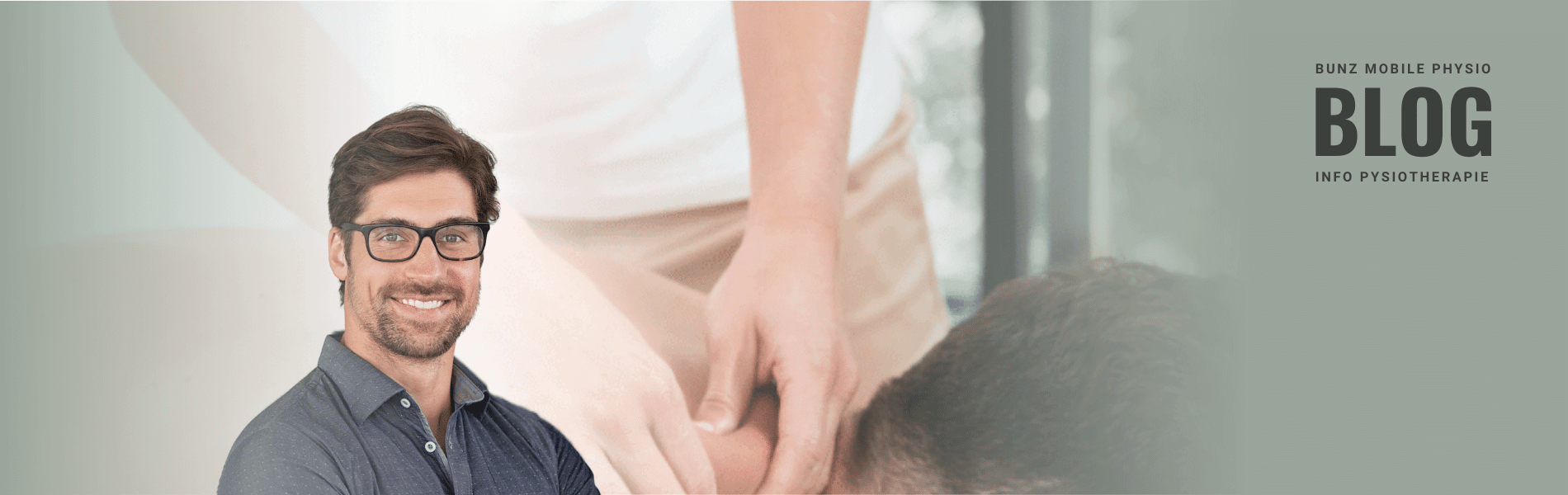 Porträtaufnahme eines Physiotherapeuten. Im Hintergrund Patient bei einer Massage.
